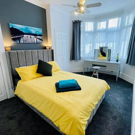Flat In The Heart Of Leigh On Sea Less Than 2 Miles From The Beach Southend-on-Sea Bagian luar foto