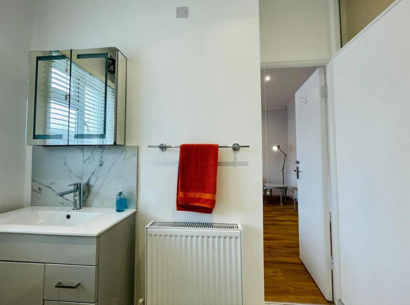 Flat In The Heart Of Leigh On Sea Less Than 2 Miles From The Beach Southend-on-Sea Bagian luar foto